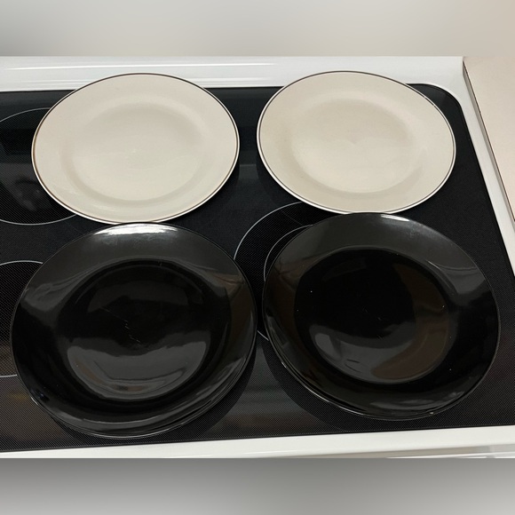 Black and Cream Dinner Plates - Picture 1 of 7